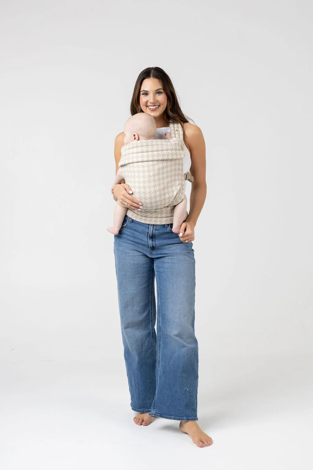 mother holder her baby in the JollyBoo best newborn carrier